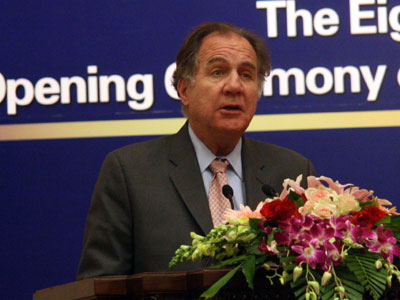 欧美同学会企业家联谊会于2009年12月6日在人民大会堂举办第八届中国企业实施走出去战略论坛。探讨后经济危机时代中国企业走出去如何应对世界贸易新格局等问题。上图为美国纽约市原常务副市长Peter Power。(图片来源:新浪财经 梁斌摄) 欧美同学会企业家联谊会于2009年12月6日在人民大会堂举办第八届中国企业实施走出去战略论坛。探讨后经济危机时代中国企业走出去如何应对世界贸易新格局等问题。上图为美国纽约市原常务副市长Peter Power。(图片来源:新浪财经 梁斌摄)