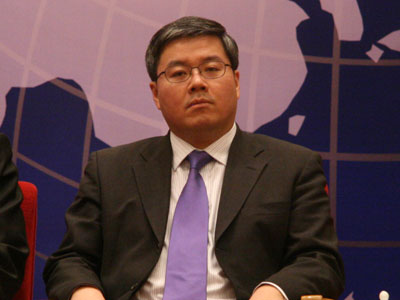 欧美同学会企业家联谊会于2009年12月6日在人民大会堂举办第八届中国企业实施走出去战略论坛。探讨后经济危机时代中国企业走出去如何应对世界贸易新格局等问题。上图为中信产业基金总裁吴亦兵。(图片来源:新浪财经 梁斌摄) 欧美同学会企业家联谊会于2009年12月6日在人民大会堂举办第八届中国企业实施走出去战略论坛。探讨后经济危机时代中国企业走出去如何应对世界贸易新格局等问题。上图为中信产业基金总裁吴亦兵。(图片来源:新浪财经 梁斌摄)