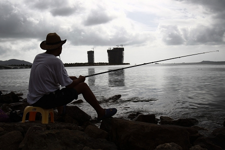 三亚,美丽的凤凰岛就在远处,这里的房价近一个月来已涨至7万元/平方米。 早报记者 高剑平 图 三亚,美丽的凤凰岛就在远处,这里的房价近一个月来已涨至7万元/平方米。 早报记者 高剑平 图
