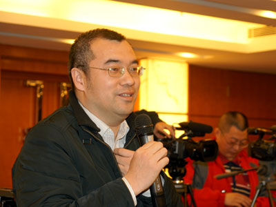 中国经营报记者唐清建在提问 中国经营报记者唐清建在提问