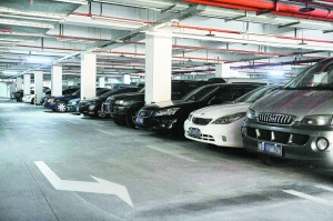 资料图片:桃源村三期的地下车库里,不乏奔驰、宝马等豪车 资料图片:桃源村三期的地下车库里,不乏奔驰、宝马等豪车