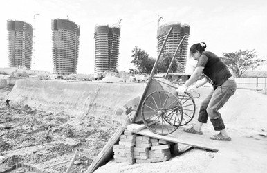 图②:三亚凤凰岛上在建的房地产项目。 图②:三亚凤凰岛上在建的房地产项目。