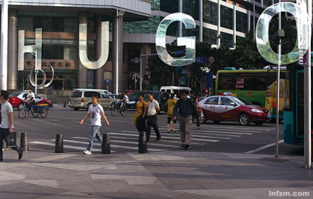 外资品牌们正在嵌入中国的城市,中国的生活 (南方周末记者 翁洹/图) 外资品牌们正在嵌入中国的城市,中国的生活 (南方周末记者 翁洹/图)