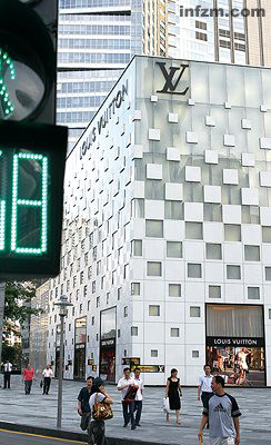 深圳,人们经过LV专卖店,走向地铁与公交 (南方周末记者 翁洹/图) 深圳,人们经过LV专卖店,走向地铁与公交 (南方周末记者 翁洹/图)