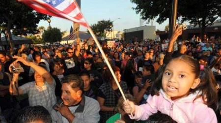 当地时间7月26日傍晚,加州贝尔市近千名市民聚集在市政厅门前,抗议该市官员领取六位数年薪,要求市长和市议员辞职。中新社发 张炜 摄 当地时间7月26日傍晚,加州贝尔市近千名市民聚集在市政厅门前,抗议该市官员领取六位数年薪,要求市长和市议员辞职。中新社发 张炜 摄