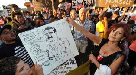 当地时间7月26日傍晚,加州贝尔市近千名市民聚集在市政厅门前,抗议该市官员领取六位数年薪,要求市长和市议员辞职。中新社发 张炜 摄 当地时间7月26日傍晚,加州贝尔市近千名市民聚集在市政厅门前,抗议该市官员领取六位数年薪,要求市长和市议员辞职。中新社发 张炜 摄