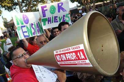 当地时间7月26日傍晚,加州贝尔市近千名市民据记载市政厅门前,抗议该市官员领取六位数年薪,要求市长和市议员辞职。中新社发 张炜 摄 当地时间7月26日傍晚,加州贝尔市近千名市民据记载市政厅门前,抗议该市官员领取六位数年薪,要求市长和市议员辞职。中新社发 张炜 摄