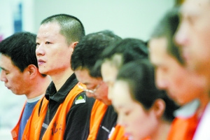 八银行干部“放水” 受贿近千万元 八银行干部“放水” 受贿近千万元