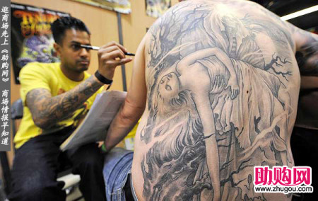 图为国际纹身大师在巴黎纹身艺术展上现场表演 图为国际纹身大师在巴黎纹身艺术展上现场表演