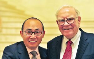 潘石屹与巴菲特合影。 潘石屹与巴菲特合影。