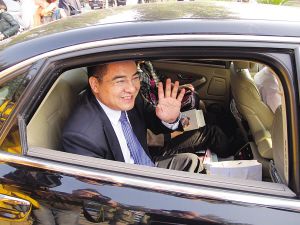 第一个到达慈善晚宴现场的陈光标受到媒体追捧。鲁中 第一个到达慈善晚宴现场的陈光标受到媒体追捧。鲁中