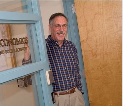 美国经济学家彼得·戴蒙德(Peter A. Diamond)。 美国经济学家彼得·戴蒙德(Peter A. Diamond)。