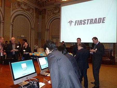 参与发布会的来宾踊跃试用第一理财的全新交易平台 参与发布会的来宾踊跃试用第一理财的全新交易平台