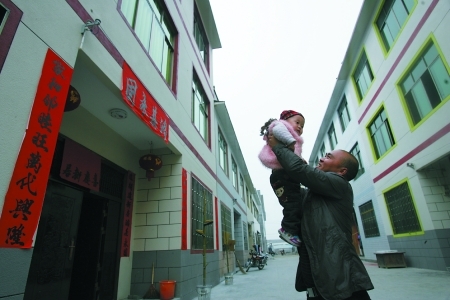 清溪场镇,龚明祥用复垦后得到的收益金在镇里面买了新房。 清溪场镇,龚明祥用复垦后得到的收益金在镇里面买了新房。