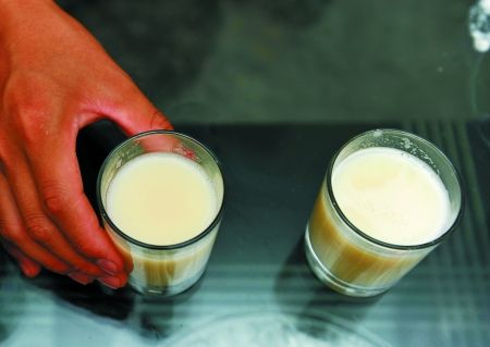 用豆浆精勾兑的豆浆(左)与打磨的豆浆(右)很难辨别 CFP 图 用豆浆精勾兑的豆浆(左)与打磨的豆浆(右)很难辨别 CFP 图