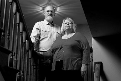 退休的弗里德曼夫妇炒股损失大量金钱,2008年金融危机使很多美国夫妇退休金缩水。 退休的弗里德曼夫妇炒股损失大量金钱,2008年金融危机使很多美国夫妇退休金缩水。