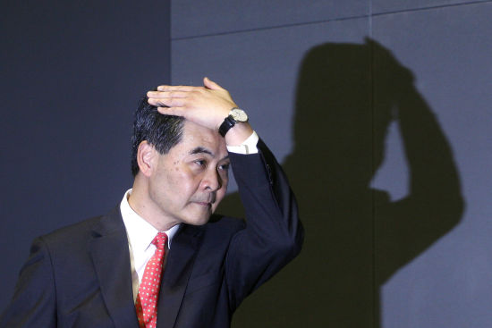 刚上任的新一届港府公布了特首梁振英以及行政会议成员的利益申报资料,包括高官和家人拥有的房产、股权等。 刚上任的新一届港府公布了特首梁振英以及行政会议成员的利益申报资料,包括高官和家人拥有的房产、股权等。