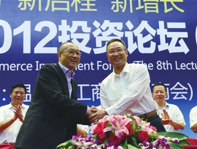 著名企业家冯仑(左)参会 著名企业家冯仑(左)参会