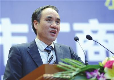 著名经济学家辜胜阻发表演讲 著名经济学家辜胜阻发表演讲