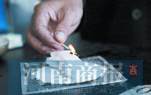 实验中,面膜不能被引燃 实验中,面膜不能被引燃