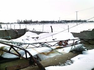 倒塌的牛棚 。(图片来源:北方新报 摄影:汤军) 倒塌的牛棚 。(图片来源:北方新报 摄影:汤军)