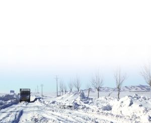 道路被积雪覆盖 (图片来源:北方新报 摄影:汤军) 道路被积雪覆盖 (图片来源:北方新报 摄影:汤军)