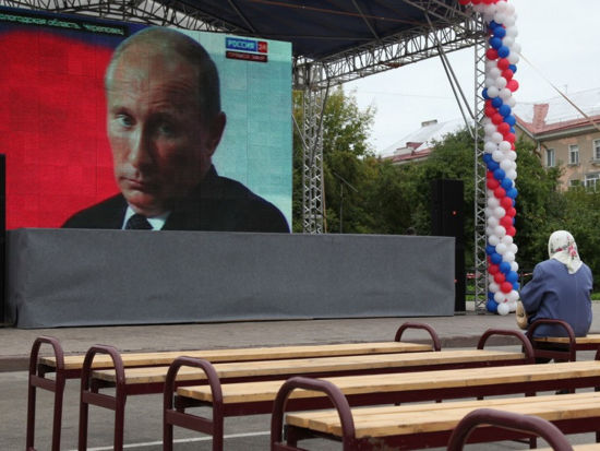 俄罗斯物价上涨过快，前苏联苏联遗留给俄国百姓最后的一点实惠也终结了。图为面对普京默默祈祷的俄国老妇。