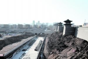 2月23日,山西大同古城南城墙外的护城河修建和环境整治工程尚未完成。 2月23日,山西大同古城南城墙外的护城河修建和环境整治工程尚未完成。