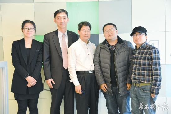 华西都市报特派记者与斗山集团崔在俊常务(左二)、斗山工程机械公关部总经理郑景澳(左三)合影。 华西都市报特派记者与斗山集团崔在俊常务(左二)、斗山工程机械公关部总经理郑景澳(左三)合影。