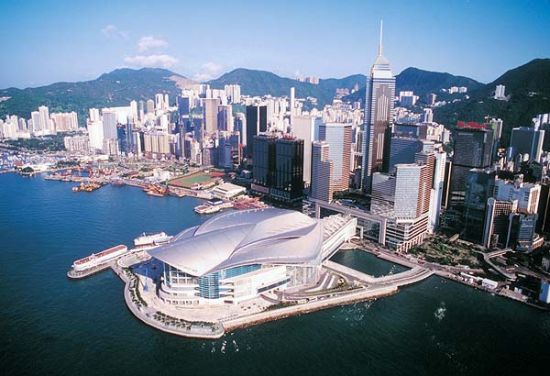 境内的环境与境外的市场一起促成了本土作为区域甚至全球供应链管理枢纽的定位。这就是香港这个新型亚洲贸易中心的本质。 境内的环境与境外的市场一起促成了本土作为区域甚至全球供应链管理枢纽的定位——这是香港作为新型亚洲贸易中心的本质。