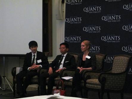 南希-戴维斯(右一)与孙思远(左一)在纽约举行的Battle of The Quants对冲基金峰会上发表演讲。