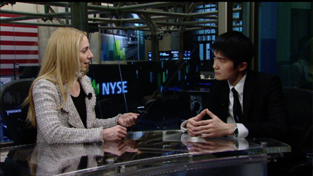 南希(左一)接受新浪财经孙思远(右一)纽交所独家专访。