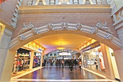 有内地赌客用银联卡在赌场里的奢侈品店购买贵重物品,然后立即典当换取现金,以避开货币管制 有内地赌客用银联卡在赌场里的奢侈品店购买贵重物品,然后立即典当换取现金,以避开货币管制