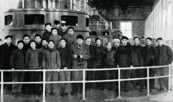 李鹏同志(前排右四)在丰满发电厂2 号机组旁与苏联专家合影