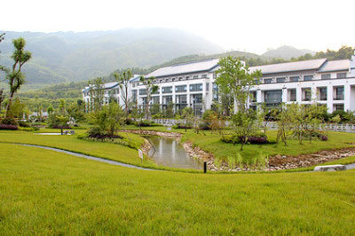 新华社报道称,中国福彩中心黄山培训基地变身奢华庄园,庄园内设观石、徽雕、红酒等7个主题餐厅,以及面积约2000平方米红地毯广场,还有在法国培训10余年的西餐大厨。直到最近,每天还都有公款接待,发票能开成各种可以报销项目。