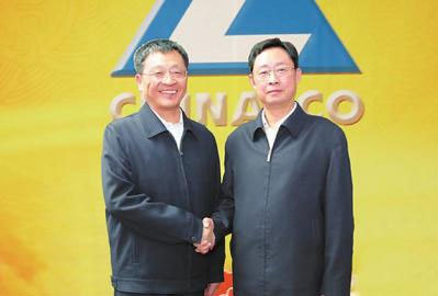 葛红林(左)与熊维平(右)握手