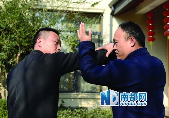 李天金(右)在演练“一招制敌”的擒拿绝技。 李天金(右)在演练“一招制敌”的擒拿绝技。