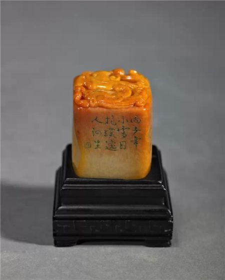 作品名称:螭虎钮头 73g 作者:潘泗生 中国工艺美术大师 汉人崇尚螭虎,班固《封燕然山铭》有“鹰扬之校,螭虎之士”的句子。作品中一条螭虎盘绕在印钮顶部,躯体比较粗壮,简捷的线条,扭侧灵动多变的身姿,给人以动感鲜活的视觉效果,赋予灵性,传递出螭飞天自在,人得道愉快的人生感悟。 作品名称:螭虎钮头 73g 作者:潘泗生 中国工艺美术大师 汉人崇尚螭虎,班固《封燕然山铭》有“鹰扬之校,螭虎之士”的句子。作品中一条螭虎盘绕在印钮顶部,躯体比较粗壮,简捷的线条,扭侧灵动多变的身姿,给人以动感鲜活的视觉效果,赋予灵性,传递出螭飞天自在,人得道愉快的人生感悟。
