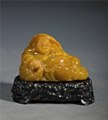 作品名称:弥勒 145g 作者:陈益晶 福建省工艺美术大师 作者将石形饱满的田黄石作一弥勒,慈眉善目,咧嘴含笑。弥勒头部刻意夸张,既显得浑圆古朴,又诙谐有趣,使整件作品显露出圆润的美感。而在细节的刻画上,大师也处理得相当到位,衣褶的垂落感、精致的纹路无不显露出作者的细腻情怀。作品充满了世像百态的“烟火气”,神态鲜活夸张,分外亲切可人。 作品名称:弥勒 145g 作者:陈益晶 福建省工艺美术大师 作者将石形饱满的田黄石作一弥勒,慈眉善目,咧嘴含笑。弥勒头部刻意夸张,既显得浑圆古朴,又诙谐有趣,使整件作品显露出圆润的美感。而在细节的刻画上,大师也处理得相当到位,衣褶的垂落感、精致的纹路无不显露出作者的细腻情怀。作品充满了世像百态的“烟火气”,神态鲜活夸张,分外亲切可人。