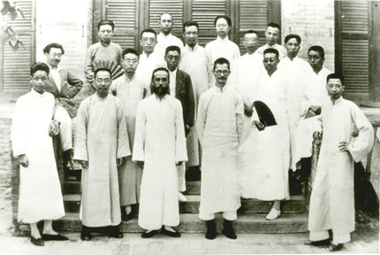 1924年9月北大国学门同仁在三院译学馆前合影,包括一排:董作宾(左一)、陈垣(左二)、朱希祖(左三)、蒋梦麟(左四)、黄文弼(右一);二排:顾颉刚(左二)、马衡(左三);三排:胡适(左二)、徐炳昶(左三)等。 1924年9月北大国学门同仁在三院译学馆前合影,包括一排:董作宾(左一)、陈垣(左二)、朱希祖(左三)、蒋梦麟(左四)、黄文弼(右一);二排:顾颉刚(左二)、马衡(左三);三排:胡适(左二)、徐炳昶(左三)等。