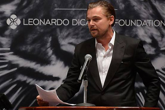 Leonardo DiCarprio在拍卖会现场 Leonardo DiCarprio在拍卖会现场