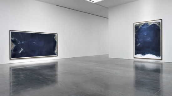 安德烈亚斯·古尔斯基(AndreasGursky)2010年的地球卫星图“海洋V”(Ocean V)直接取自迪卡普里奥的私人收藏,估价约50万美元 安德烈亚斯·古尔斯基(AndreasGursky)2010年的地球卫星图“海洋V”(Ocean V)直接取自迪卡普里奥的私人收藏,估价约50万美元