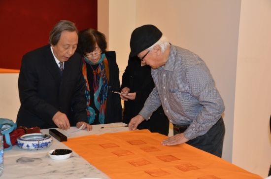 毛水仙先生、杜希贤先生、张书范先生在笔会现场 毛水仙先生、杜希贤先生、张书范先生在笔会现场