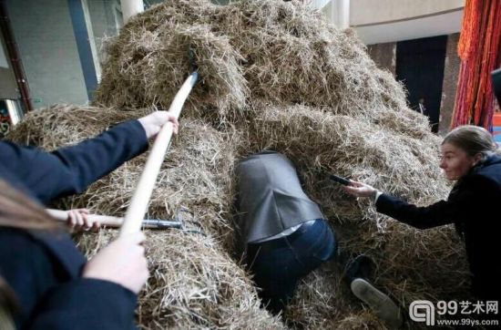 “干草堆里捞针”的行为艺术 “干草堆里捞针”的行为艺术
