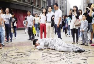 大四学生街头小憩 大四学生街头小憩