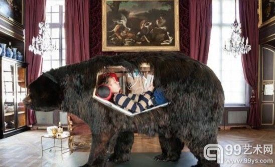 法国行为艺术家的“熊为” 法国行为艺术家的“熊为”