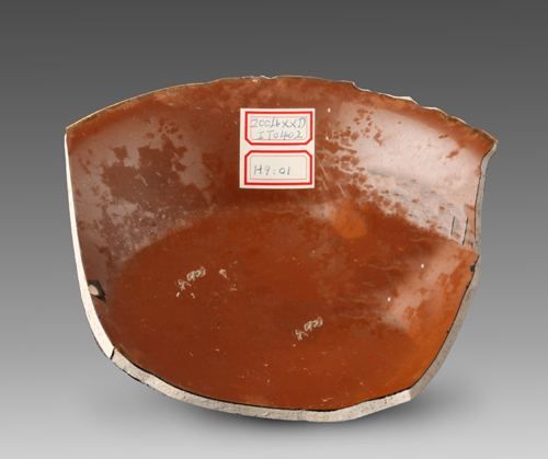 宋代当阳峪窑酱釉盘残片 从中可以看出器物从口部向下由薄渐厚, 形成上轻下重的合理支撑 图4 宋代当阳峪窑酱釉盘残片 从中可以看出器物从口部向下由薄渐厚, 形成上轻下重的合理支撑