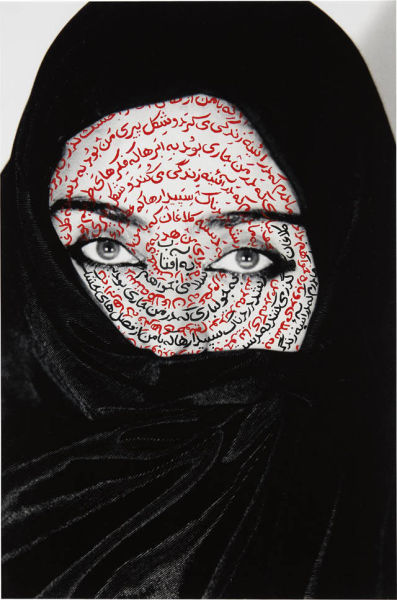 ▲ Shirin Neshat的艺术作品无论是视觉上还是理念上都会体现矛盾与对立,在她的摄影作品中,诸如武器、女人的身体、面纱、优美的波斯语诗句等等也是几个常见的要素 ▲ Shirin Neshat的艺术作品无论是视觉上还是理念上都会体现矛盾与对立,在她的摄影作品中,诸如武器、女人的身体、面纱、优美的波斯语诗句等等也是几个常见的要素