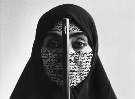 ▲ Shirin Neshat的艺术作品无论是视觉上还是理念上都会体现矛盾与对立,在她的摄影作品中,诸如武器、女人的身体、面纱、优美的波斯语诗句等等也是几个常见的要素 ▲ Shirin Neshat的艺术作品无论是视觉上还是理念上都会体现矛盾与对立,在她的摄影作品中,诸如武器、女人的身体、面纱、优美的波斯语诗句等等也是几个常见的要素
