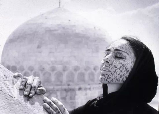 ▲ Shirin Neshat的艺术作品无论是视觉上还是理念上都会体现矛盾与对立,在她的摄影作品中,诸如武器、女人的身体、面纱、优美的波斯语诗句等等也是几个常见的要素 ▲ Shirin Neshat的艺术作品无论是视觉上还是理念上都会体现矛盾与对立,在她的摄影作品中,诸如武器、女人的身体、面纱、优美的波斯语诗句等等也是几个常见的要素